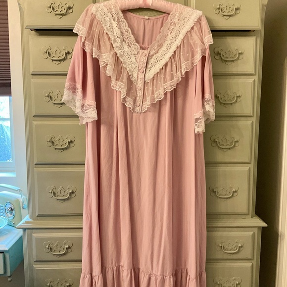 Beautiful Pink Lace Nightgown - Picture 5 of 13
